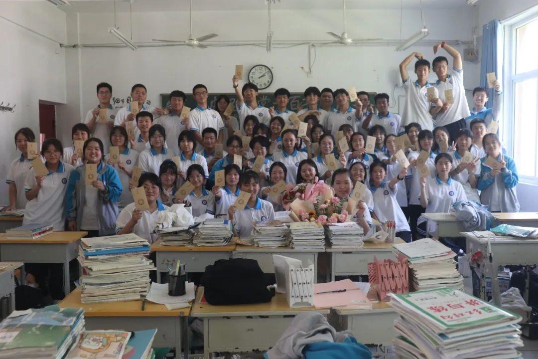 图 5 第23届研支团雄安分队张巧玲和班级同学合影.jpg