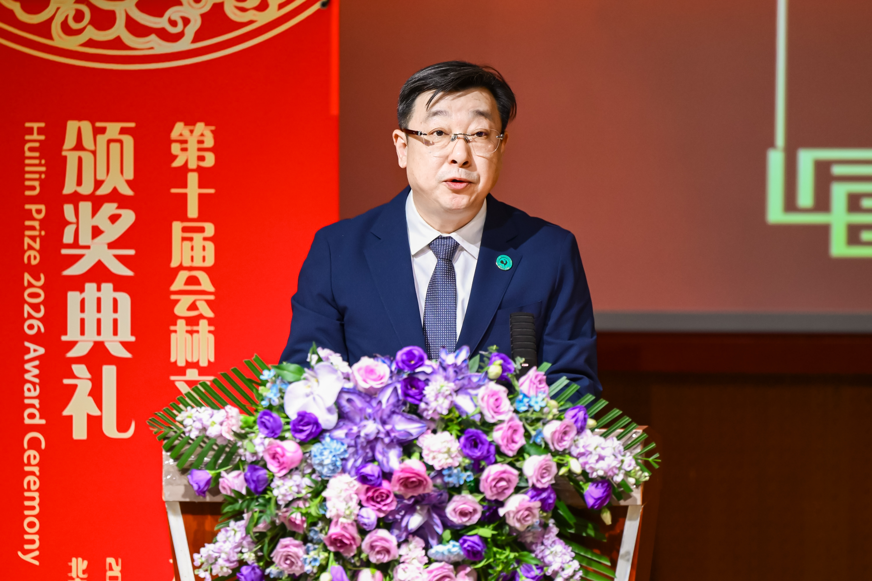 5邓光辉宣读卢燕获奖词.jpg