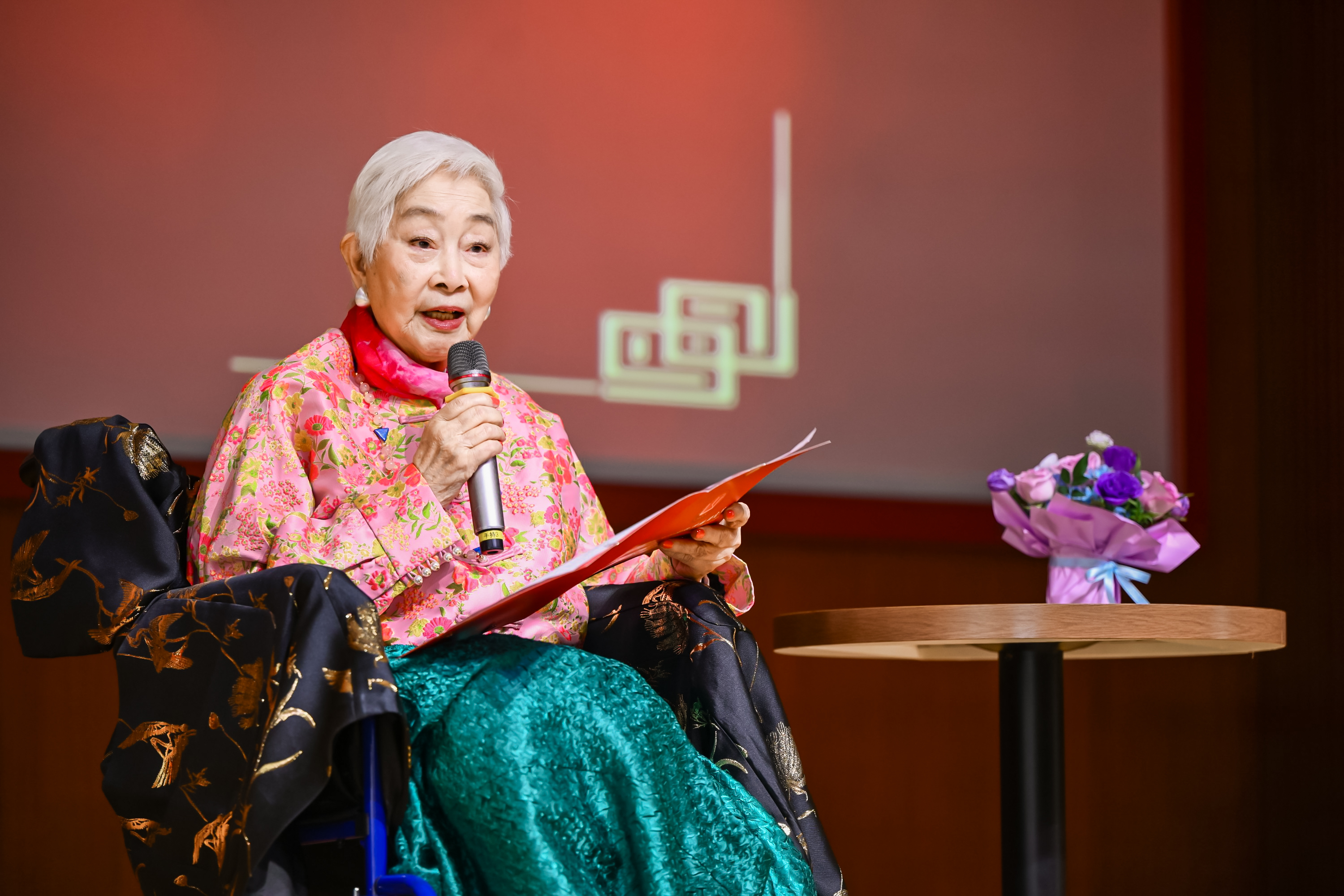 9卢燕女士发表获奖感言.jpg