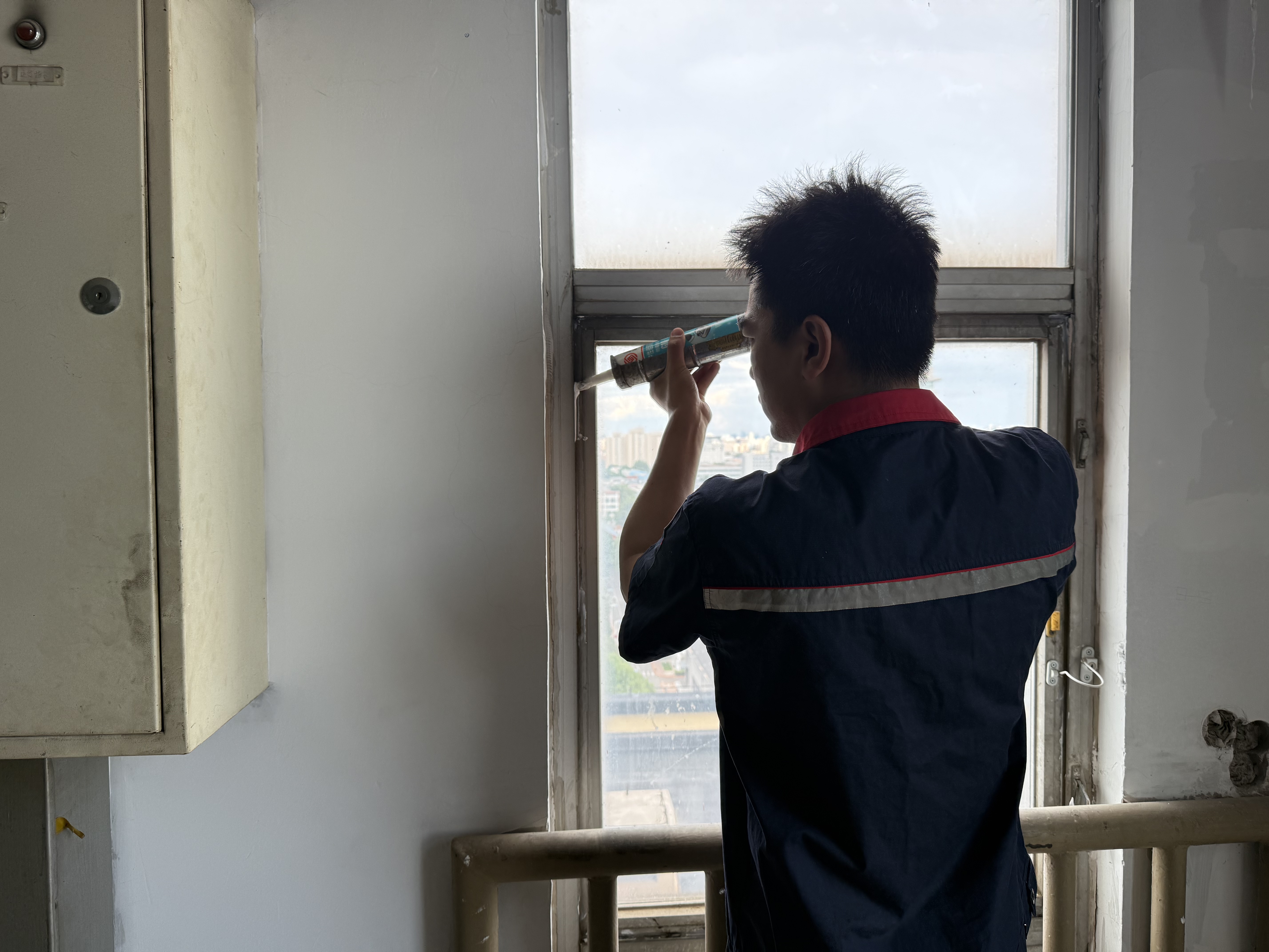 10  楼顶机房老旧窗户采取胶缝防护.jpg