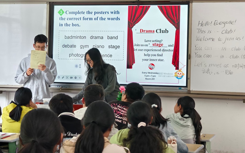 廖阳阳在四川省凉山彝族自治州木里藏族自治县中学授课。受访者供图