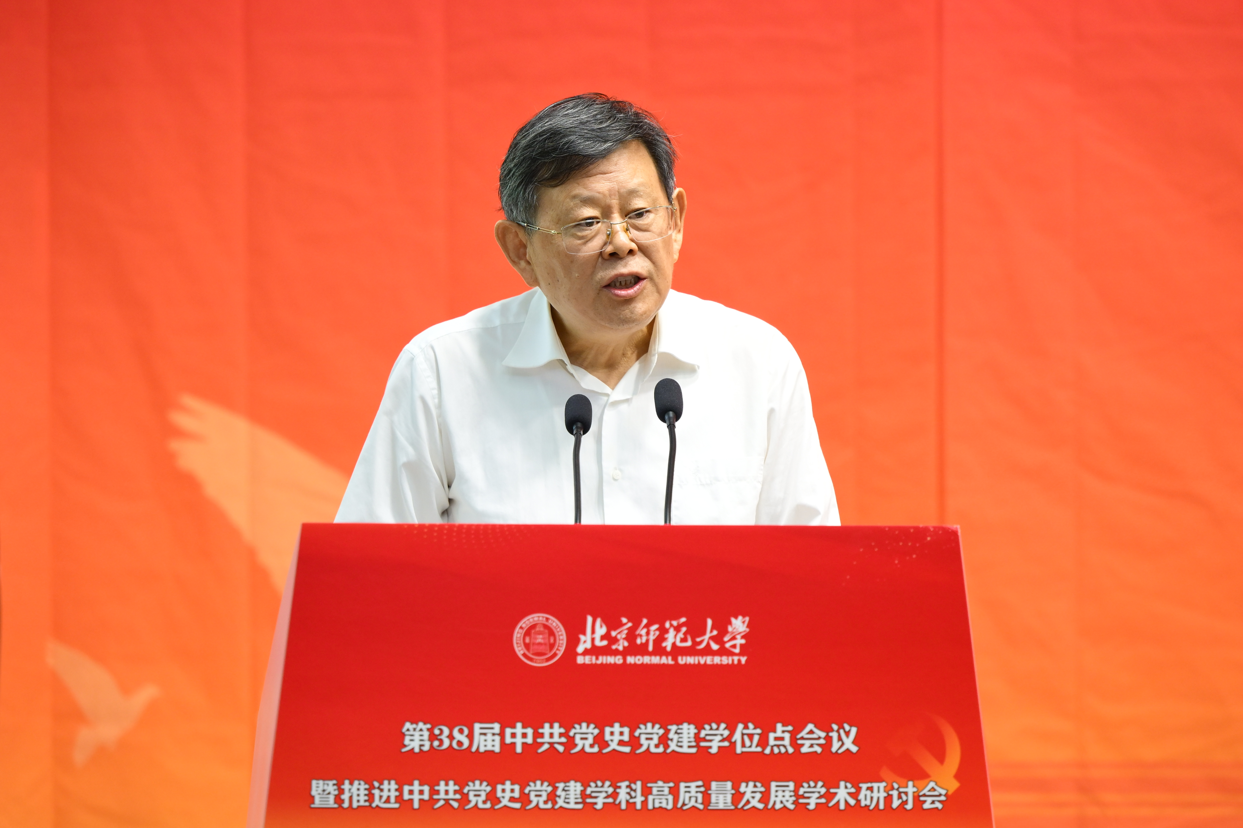 北京师范大学中共党史党建研究院院长王炳林教授介绍《张静如全集》.png